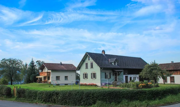リヒテンシュタインの庭園に囲まれた美しい居心地の良いヨーロッパの家 — ストック写真