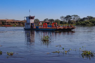 Amazon, Brezilya - 12 Temmuz 2019: Ünlü Amazon Nehri boyunca eski bir feribot - dünyanın en çok akan feribot.