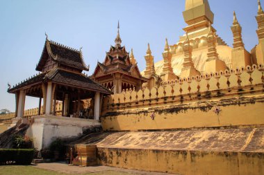 Vientiane, Laos - 1 Mart 2016: Laos 'taki güzel altın Budist tapınakları (Wat) Buda resimleri, çiçekler ve süslemelerle.