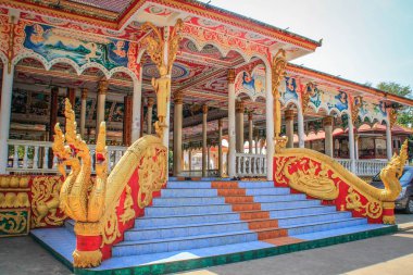 Vientiane, Laos - 1 Mart 2016: Laos 'taki güzel altın Budist tapınakları (Wat) Buda resimleri, çiçekler ve süslemelerle.