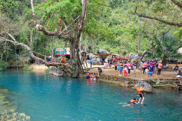 Vang Vieng, Laos - 3 Şubat 2016: Turkuaz suyu ile popüler bir tatil beldesi olan Mavi Göl, suya dalıyor ve dinlenebileceği yerler.