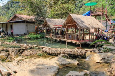 Vang Vieng, Laos - 24 Şubat 2016: Mekong Nehri kıyısında yerel bir bambu kulübesi restoranı.
