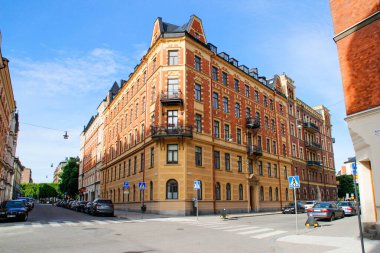 Stockholm, İsveç - 22 Haziran 2016: İskandinavya 'nın başkenti Stockholm' deki Gamla ilçesinin sokakları. İskandinav klasik mimarisi.