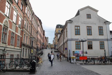 Stockholm, İsveç - 22 Haziran 2016: İskandinavya 'nın başkenti Stockholm' deki Gamla ilçesinin sokakları. İskandinav klasik mimarisi.