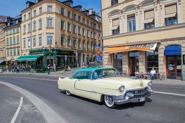 瑞典斯德哥尔摩 2016年6月22日 位于斯堪的纳维亚首都斯德哥尔摩市中心的甘姆拉旅游区街道 老式汽车 — 图库照片