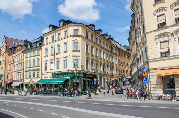 瑞典斯德哥尔摩 2016年6月22日 位于斯堪的纳维亚首都斯德哥尔摩市中心的甘姆拉旅游区街道 斯堪的纳维亚古典建筑 — 图库照片