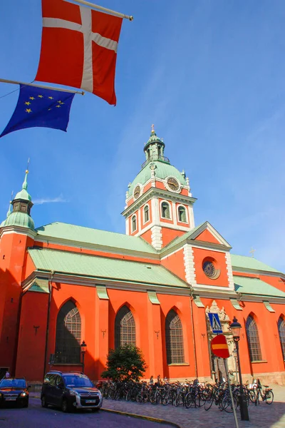 ストックホルム スウェーデン 2016年6月22日 スカンディナヴィアの首都ストックホルムの中心部にある観光地区 ガムラ の通り 北欧の古典建築 スウェーデンと欧州連合の旗 — ストック写真