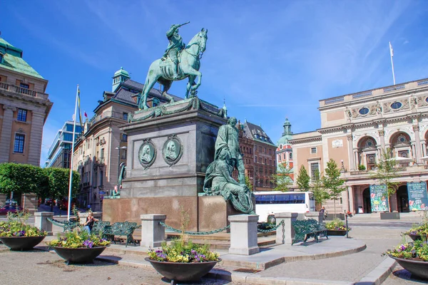 瑞典斯德哥尔摩 2016年6月22日 位于斯堪的纳维亚首都斯德哥尔摩市中心的甘姆拉旅游区街道 斯堪的纳维亚古典建筑 骑马纪念国王的纪念碑 — 图库照片