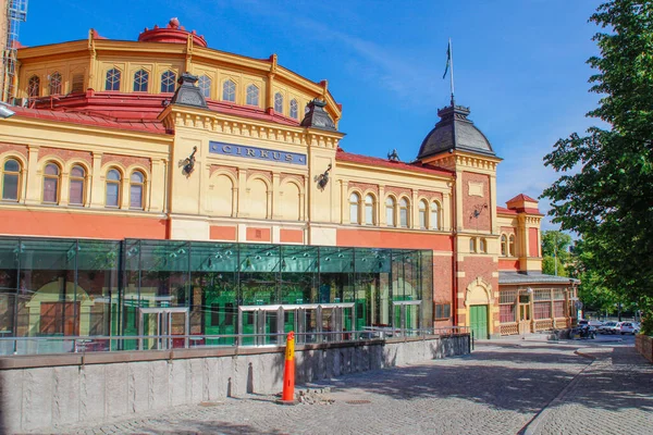 Stockholm, İsveç - 22 Haziran 2016: İskandinavya 'nın başkenti Stockholm' deki Gamla ilçesinin sokakları. İskandinav klasik mimarisi.