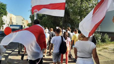 Brest, Belarus - 15 Ağustos 2020: Beyaz Rusya 'da Başkan Lukashenko' ya karşı barışçıl protesto ve seçim sahtekarlığı. İnsanlar sokaklara döküldü. Beyaz-kırmızı-beyaz bayraklarla..