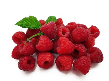 Beyaz arka plan üzerinde yayımlanan ahududu