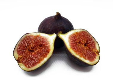 Beyaz bir arka plan üzerinde piyasaya taze incir