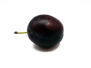 Beyaz bir arka plan üzerinde piyasaya taze erik