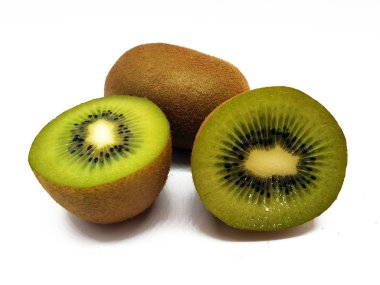 Beyaz bir arka plan üzerinde piyasaya taze kivi         