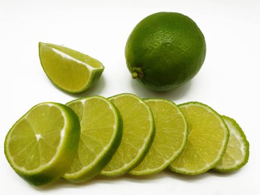 Beyaz bir arka plan üzerinde yayımlanan sarı taze limon                  