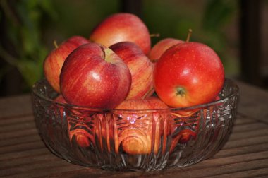 Cam kase yakın çekim kırmızı elma                  