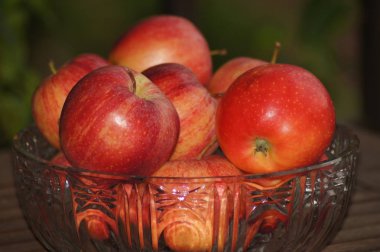 Cam kase yakın çekim kırmızı elma                  