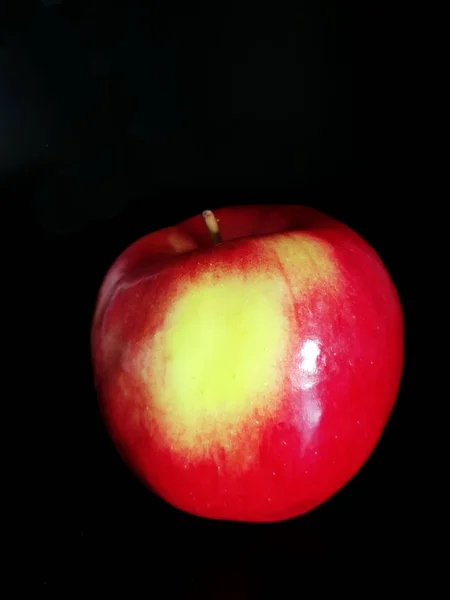 Pomme Rouge Libérée Sur Fond Noir — Photo