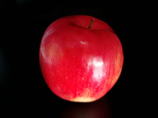 Pomme Rouge Libérée Sur Fond Noir — Photo
