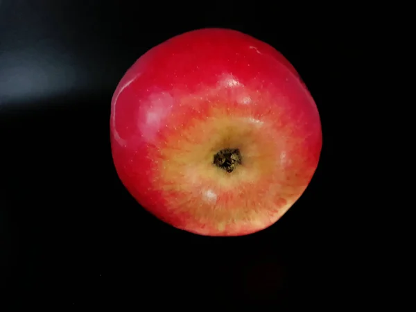 Pomme Rouge Libérée Sur Fond Noir — Photo
