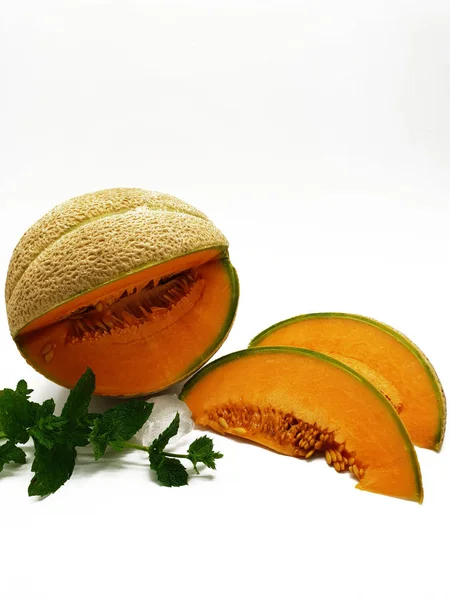 Saftig Melon Släppt Vit Bakgrund — Stockfoto