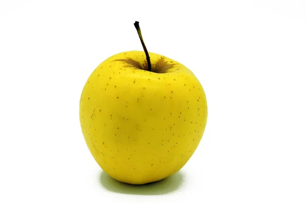 Желтое Яблоко Выпущено Белом Фоне — стоковое фото