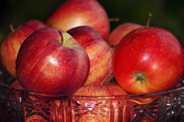Rote Äpfel Der Glasschale Großaufnahme — Stockfoto