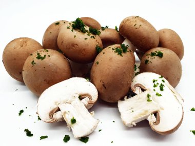 Beyaz arka plan üzerinde yayımlanan champignon mantar 