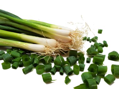 Beyaz bir arka plan üzerinde piyasaya taze taze soğan