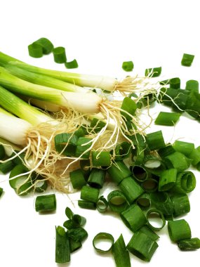 Beyaz bir arka plan üzerinde piyasaya taze soğan