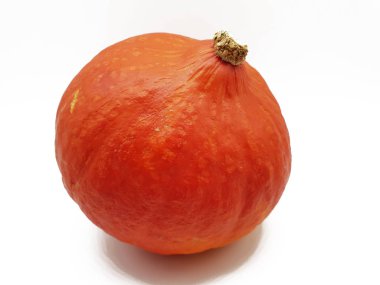 Beyaz bir arka plan üzerinde piyasaya Taze kabak