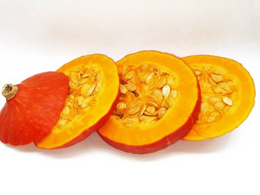 Beyaz bir arka plan üzerinde piyasaya Taze kabak