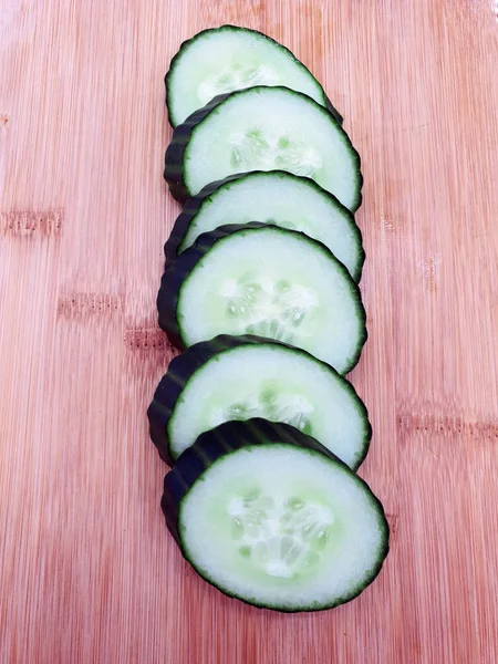 Pepino Verde Liberado Sobre Fondo Blanco Sobre Tabla Madera — Foto de Stock