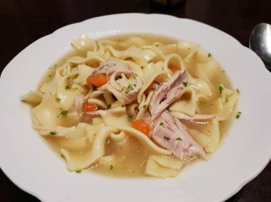 Tavuk çorbası plaka üzerinde