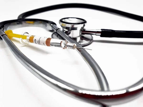 Aşı Şırınga Beyaz Zemin Üzerine Stetoskop — Stok fotoğraf