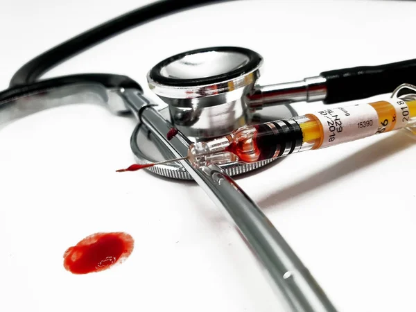Blutspende Spritze Stethoskop Auf Weißem Hintergrund — Stockfoto