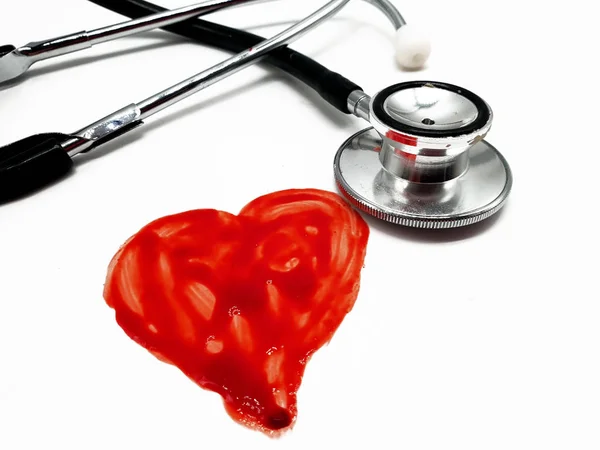 Sağlıklı Bir Kalp Stetoskop Kan Beyaz Zemin Üzerine Tablet — Stok fotoğraf