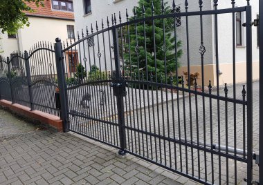 Büyük metal geçit driveway