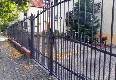 Büyük metal geçit driveway