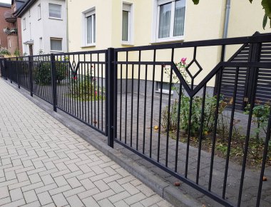 Büyük metal geçit driveway