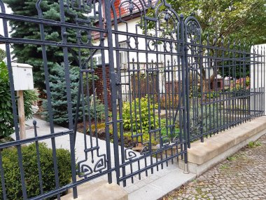 Büyük metal geçit driveway