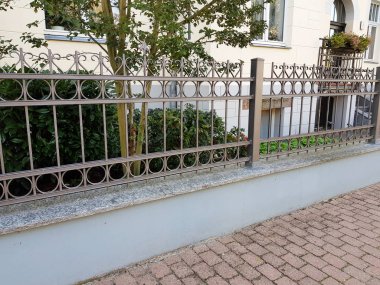 Büyük metal geçit driveway