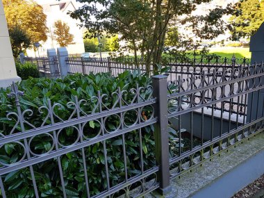 Büyük metal geçit driveway