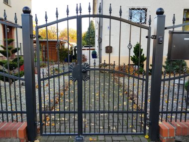 Büyük metal geçit driveway