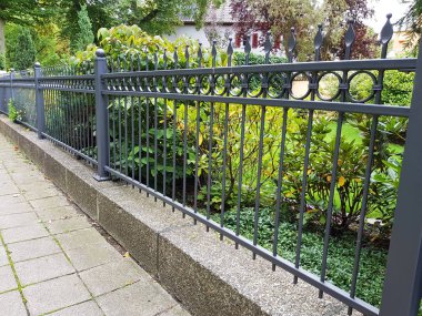 Büyük metal geçit driveway