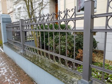 Büyük metal geçit driveway