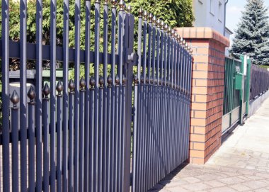 Büyük metal geçit driveway