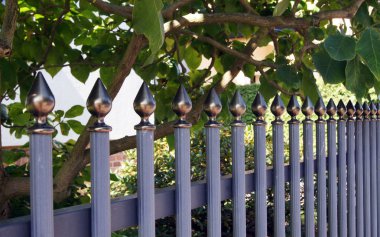 Büyük metal geçit driveway