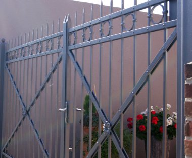 Büyük metal geçit driveway