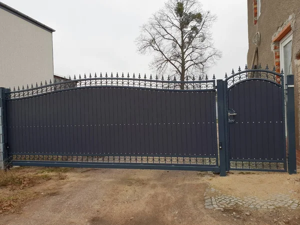 Massive Metal Gate Driveway — Stock Photo, Image